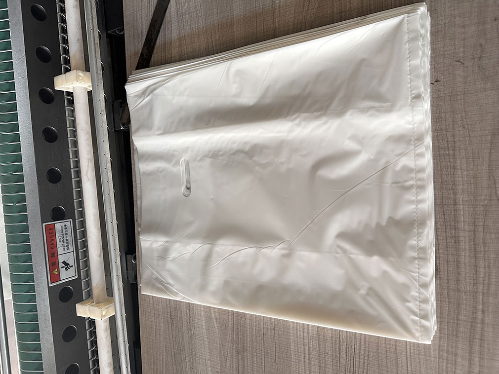 flat-d-cut-plastic-cold-cutting-machine--2-_830217.jpg
